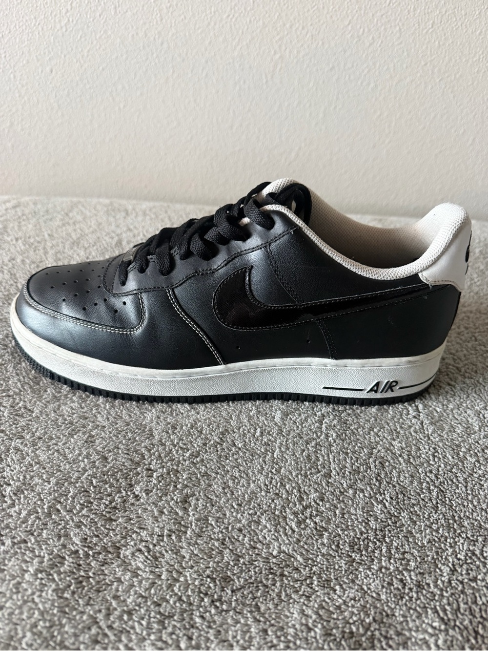 Nike Low-Top Sneakers in Black and White Trim - Picture 4 of 11